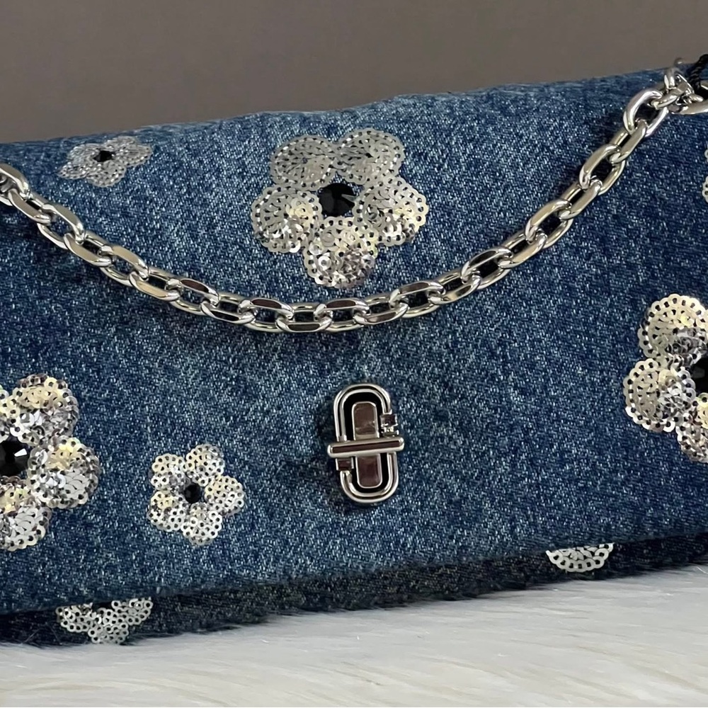 💰SOLD - 2S5SMN002S02- Marc Jacobs The Sequin Daisy Denim Dual Chain Mini Bag - Picture 4 of 16